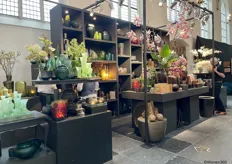 De stand van O4Home, dat een exclusieve collectie vazen, plantenbakken, dienbladen en andere interieurobjecten en accessoires biedt.