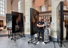 Maurits Pit en collega Vanja Migo voor de nieuwste collectie van Umo Art Gallery. Ook de nieuwe zwarte baklijsten waren te zien.