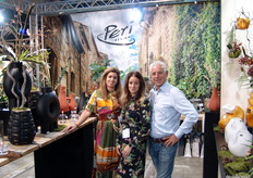 Sandra Meegdes-Vermijmeren, Malu Verwijmeren en Cees Verwijmeren van PeriDesign, met onder andere nieuwe vazen en olielampen.