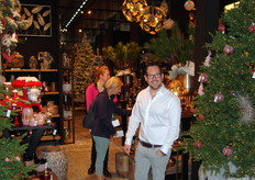 Op de stand van Mansion Atmosphere lijkt het altijd wel druk te zijn, maar gelukkig had directeur Joost van der Vlugt even tijd voor een foto. Op de achtergrond zijn de woondecoratieproducten te zien van de groothandel uit Lisse.