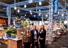 Manon Beckers, Marion Hendriks en Linsy de Winter van Hendriks Deco. De blauwe pottencollectie in combinatie met het glaswerkarrangement maakte de sfeer compleet op de stand.