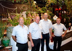 Jan, Paul, Maarten en Rieks van Luimes&Luimes waren aanwezig om de nieuwe woningdecoraties met warme tinten te introduceren.