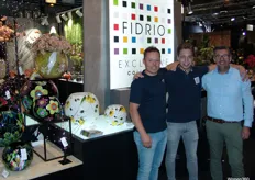 Michel van de Scheur, Tim en zijn vader Marcel van Bronkhorst naast de met de handgeschilderde bollen vazen van Fidrio.