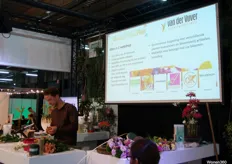 Aandachtig wordt er geluisterd en gekeken naar Van der Vijver bloemengroothandel, die een presentatie gaf op het Bloem & Blad Plein.
