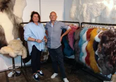 Ilona en haar man Nico Pessers voor de kleurrijke huiden en vachten die zij aanbieden. Het bedrijf uit Kaatsheuvel levert meubelleder aan de projectwereld, meubelindustrie en scheepsstoffeerders.