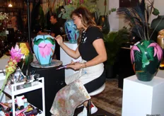 Vase The World demonstreerde tijdens de inkoopbeurs hoe de vazen van het bedrijf met de hand worden geschilderd.