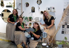 'The rocking HV bitches': Anna Roelofsen, Mischa Van Raam, Sanne Jansze en Ana Waterman. Nooit een gebrek aan energie op de stand, typerend voor House Vitamin.