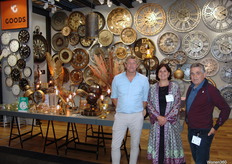 De gigantische klokkenwand was niet te missen. Dit jaar heeft het bedrijf voor het eerst ook buitenklokken aan de muur hangen. Sander van der Stoep, Daisy van den Broek en Marcel Damhuis stonden paraat om de vragen van bezoekers te beantwoorden. 