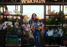 De stand van webgroothandel W. de Jong & Zn stond bomvol met allerlei kleurige kunstzijde bloemen en –planten.