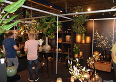 Kevin Quint, algemeen directeur bij Quint Joy of Living, druk in gesprek met klanten.