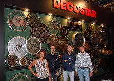 Denise Huldy, Jordan Leuverink, Sietse Hoogstede en Driekus Rakhorst van Decostar. De importeur van woondecoratie pakte de afgelopen editie van Trendz groot uit. Een stand was niet genoeg om onder andere de geheel nieuwe geurlijn te presenteren. Vandaar dat het bedrijf uit Apeldoorn voor het eerst twee stands had op de inkoopbeurs.