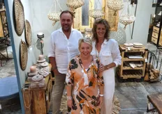 Hans, Saskia en Janke van Artisan Home, met de geïmporteerde producten uit India. Het bedrijf uit Meppel wil iets terug geven aan de wereld, vandaar dat zij Stichting Duniyal steunen.