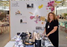 Mede-eigenaar van Zoedt Wholesale Cindy Modderkolk showt trots de nieuwe collectie producten. 