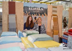 Joelle Steinhuis (links) en Liesbeth Tiemens van agentschap Fashion Statements met de nieuwe collectie van Klippan. Volgens de dames heeft het merk goed verkocht afgelopen jaar. "Consumenten zaten thuis en hebben een kleedje voor op de bank gekocht."