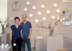 Döne Yurtcu met haar partner bij haar merk Trevoly. De wandborden worden gemaakt in Turkije en het hard is voorzien van echt goud.