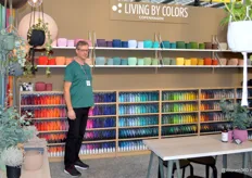 Het Deense Living by Colors had een vrolijke stand met alle kleuren van de regenboog erin verwerkt. Het bedrijf verkoopt naast verlichting verschillende potten en accessoires. 