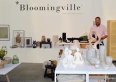 De Nederlandse agent van Bloomingville Ronald Kuiper met de nieuwe collectie van het Deense merk. 