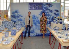 Roel Beks en Jenneke van der Ende van Royal Delft presenteerde de nieuwe collectie van het typisch Delftse motief. Nieuw in de collectie zijn de urnen.