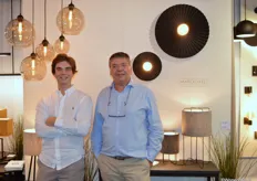 Emiel en Alex van Marckdael. De groothandel in verlichting laat bezoekers kennismaken met de nieuwe hanglampencollectie.