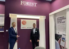 Links Sam Schrijver met Vincent van Osch bij het Red Dot Winnend product van Forest Group; Optimaal bedieningsgemak van de app.