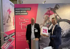Links Walter van der Hoeven met Bart-Jan Zijlstra met de nieuwste producten van Thomsit. 