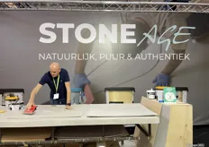Martijn Poorte geeft een kleine demonstratie van het product Stone Age, dat door de professional aangebracht dient te worden en een betonachtige uitstraling krijgt.