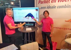 Ernst Bannink (links) en Jeroen Post van Vloerverwarmingenparket.nl informeren de bezoekers over de combinatie van vloerverwarming en parket.