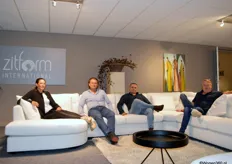 Het team van Lenselink op de nieuwe witte bank van het label Zitform.