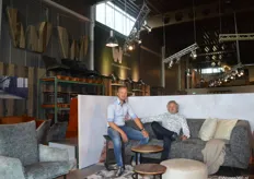 Onder andere Niels Lip en Andre Schuppert vertegenwoordigden de ruime stand van W&W Furniture. Samen zitten ze op het nieuwe model Pablo.