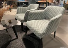 Twee fauteuils in nieuwe Taylor stoffen van Mobitec.
