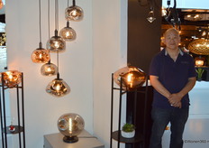 W.K. Lam van import groothandel Light Trend. Het bedrijf presenteert de nieuwe Dino Ei lampen.