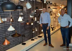 Account manager Ruben Lankhorst en agent Hennie Bukkems van Nordlux. In de showroom waren talloze lampen te vinden, van de merken Nordlux, Energetic en Design For The People.