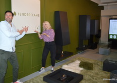 Frank Abbenhuis en Femke Royaards van Tenderflame. Het bedrijf dat sinds enkele maanden in DWI terug te vinden is, komt met een geheel nieuwe manier van branden. Hierbij komt geen roet en geur bij vrij.