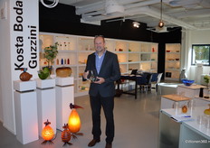 Christiaan Tebrunsvelt presenteert met trots de nieuwste glaswerkwerk collectie van het merk Ichendorf Milano. Naast hem zijn de bijzondere objecten van Borowski te zien, die ook bij cFORMS te verkrijgen zijn.