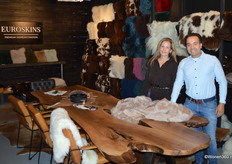 Dani en moeder Barbara Eikelenboom van Euroskins. Bij de Brabantse groothandel zien ze dat hun producten niet alleen in woonkamers gebruikt worden, maar ook steeds meer in keukens en slaapkamers.