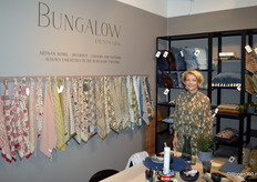 Agent Jeanett Heerink stond klaar voor de bezoekers op de stand van Bungalow Denmark. Vele warme tinten werden geïntroduceerd.