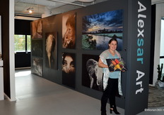 Sinds twee maanden staat Amber Sardine met haar kunstwerken in Nieuwegein. Alexsar Art produceert betonlook schilderijen die gemaakt zijn van echt beton. De foto wordt direct geprint op het beton, in het eigen atelier van 130 m2.