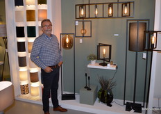 Jan Huisman van het verlichtingsbedrijf Vandeheg. Voornamelijk de uitgebreide Voltable lijn trok de aandacht tijdens de Vakdagen.