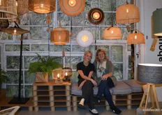 Britt Tempelman en Dunja Wierema van Good&Mojo, dat onderdeel is van it's about RoMi, poseren voor de foto. Voor elke verkochte lamp plant het bedrijf een boom en gaat er een deel naar stichting WakaWaka.