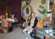 René Bemelman zit vol trots tussen de nieuwe kussens van Home Junky.