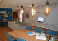 Op de showroom van ABB, die al bijna tien jaar in De Woonindustrie zit, demonstreerde Frans Kafou al de verschillende huisautomatisering mogelijkheden die het bedrijf aanbiedt.