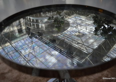 Als je omhoog kijkt zie je vaak meer.. In dit geval hoeft dat niet; een deel van het inkoopcentrum weerspiegelt in een tafel van Dome Deco.