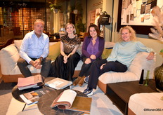 Alphons Boshoven, Marlous Vermeulen, Marieke v/de Berg en Claire Declemy (v.l.n.r.) in de showroom van Belliny. Nieuwe samengestelde collecties zijn geïnspireerd op de vier seizoenen. Vier boeken waarbij stof en leer in bepaalde kleurstellingen zijn gecombineerd. Ieder seizoen een andere mood, ieder seizoen andere kleuren.