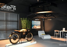 Een blik in de stand van Talenti, dat de showroom van 100 naar 250 m2 heeft uitgebreid. Het Italiaanse outdoormerk Talenti wordt vertegenwoordigd door Marco van Loon. Hij is voor Nederland importeur/dealer van dit topmerk buitenmeubilair en -keukens.