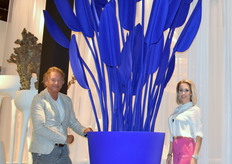 Designer en eigenaar Marc Poldermans met commercieel manager Joyce Scheres van Aangenaam XL, bij een van de eyecatchers die voor de stand staat: vilten bladeren van het eigen label Marc Poldermans by Wandschappen.