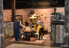 Gezellige drukte in de showroom van The Romo Group, waar de nieuwste collecties stoffen, behang en woonaccessoires te zien zijn ontworpen voor de zes merken: Romo, Villa Nova, Zinc Textile, Kirkby Design, Black Edition en Mark Alexander.