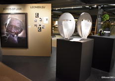 Fotografe Leoniek Boers poseert foto’s op leer. Boers ziet zichzelf niet als iemand die foto’s maakt, maar meer als iemand die houdt van mensen en het contact van mensen graag vast legt.