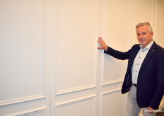 Kees Wolffensperger namens Orac Decor, poserend bij kader- c.q. paneelwanden. Het interieurdecoratiebedrijf maakt (evenals veel andere ondernemingen in de branche) een drukke periode mee. "Interieurtrends veranderen in een hoog tempo en we zien dat diepte en structuur weer mogen op wanden en plafonds."