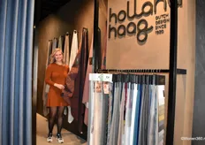 Projectmanager Ellen Clements-de Graaf van Holland Haag, totaalleverancier van gordijnen en raamdecoratie, poseert bij een nieuwe collectie. Ook werd een webshop voor knipstalen gelanceerd.