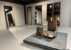 Natasha maakt haar handgemaakte stalen spiegels zelf; ambachtelijk Dutch design.